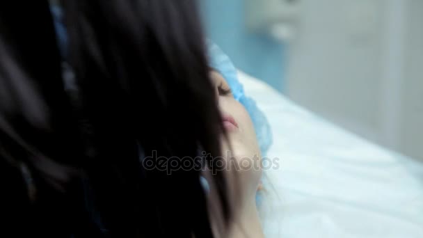 Läkare-kosmetolog gör ung flicka lip utvidgningen förfarandena. Botox injektion i kliniken. — Stockvideo
