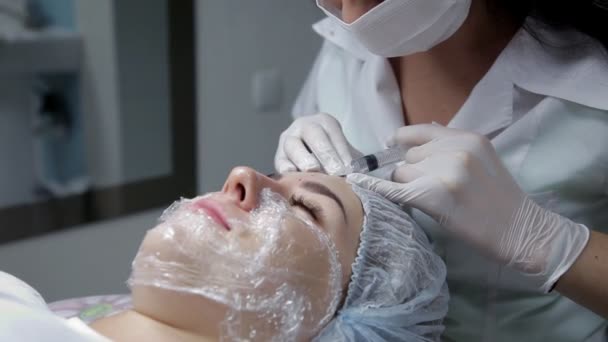 Na clínica, o cosmetologista realiza um procedimento para restaurar os processos na pele. Biorvitalização — Vídeo de Stock