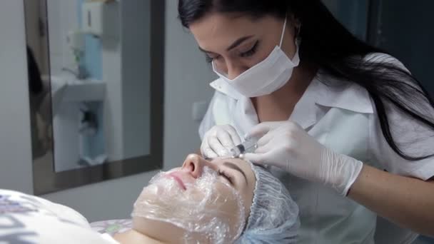 クリニックで、美容師は、皮膚のプロセスを復元する手順を実行します。Biorevitalization — ストック動画