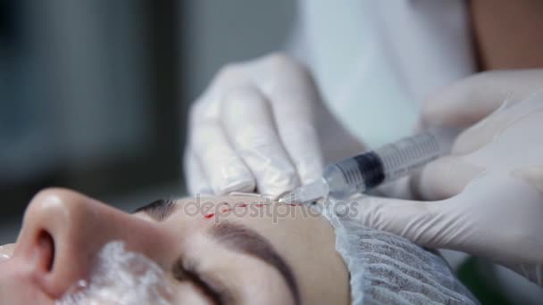 En la clínica, el cosmetólogo realiza un procedimiento para restaurar los procesos en la piel. Biorevitalización — Vídeos de Stock