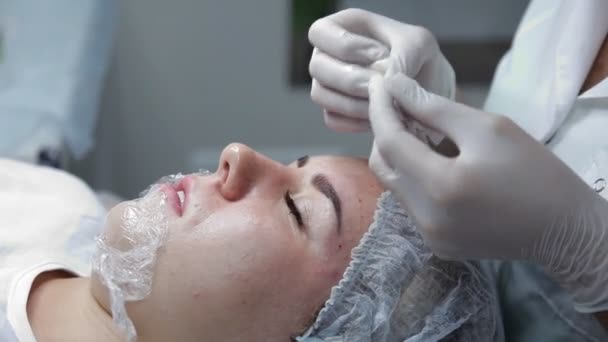 A kozmetikus végzi egy eljárás a fiatalító a bőrt az ügyfél. Ülés Biorevitalization — Stock videók