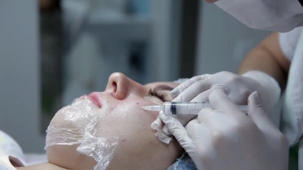 Der Kosmetologe spritzt dem Klienten Hyaluronsäure, um das Hautgewebe wiederherzustellen. das Verfahren der Biorevitalisierung — Stockvideo