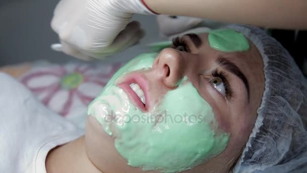 De schoonheidsspecialist geldt een alginaat-masker op het gezicht van de klant na een biorevitalization procedure — Stockvideo