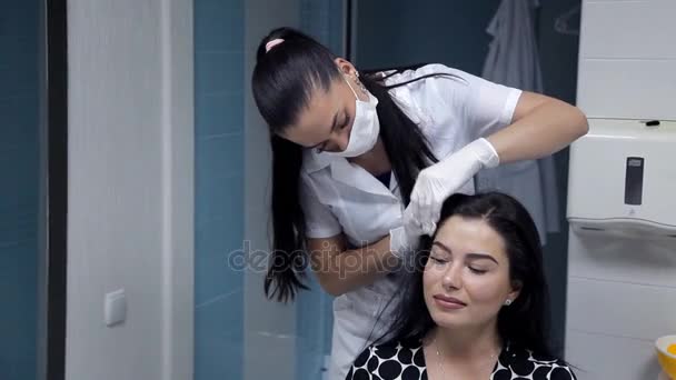 美容師は、メソセラピーのプロシージャのためのクライアントを準備します。 — ストック動画