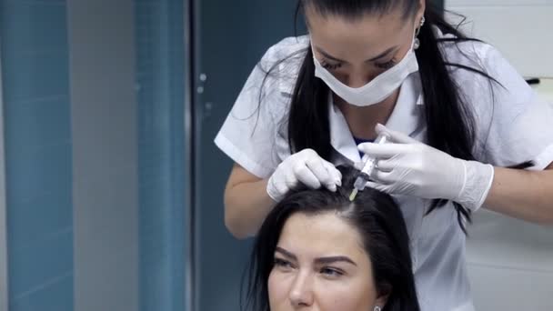 In the beauty salon, the cosmetologist performs the procedure for the mesotherapy of the hair — Stock Video