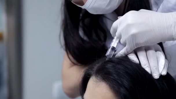 In the beauty salon, the cosmetologist performs the procedure for the mesotherapy of the hair — Stock Video