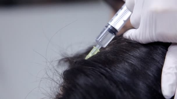 Klinikte, güzellik uzmanı saç durumunu iyileştirmek için istemciye Mezoterapi enjeksiyonları yapar. Yakın çekim — Stok video