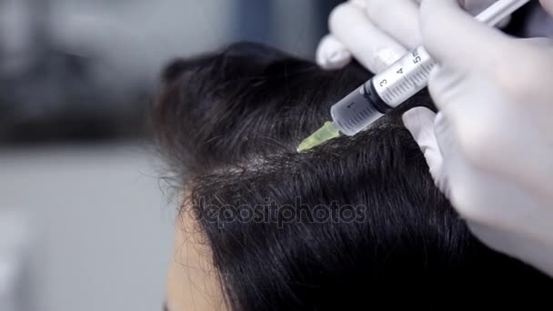 I kliniken gör kosmetolog mesotherapy injektioner till klienten för att förbättra tillståndet för håret. Närbild — Stockvideo