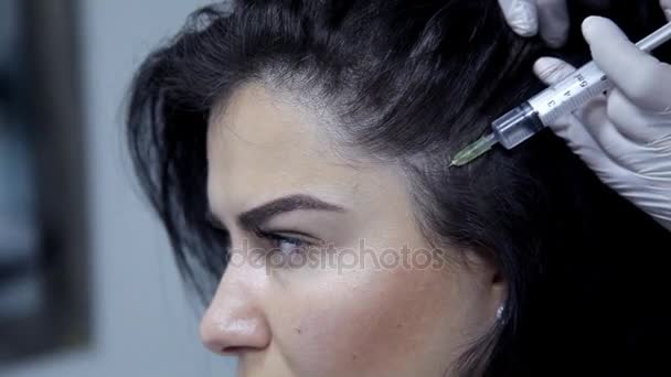 De arts-schoonheidsspecialist voert de procedure van Mesotherapie, injecties in de huid van het hoofd. Close-up — Stockvideo