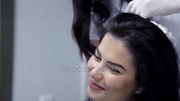 No salão de beleza, o cosmetologista faz injeções na pele da cabeça das meninas, a fim de melhorar a condição do cabelo. Procedimento de mesoterapia de cabelo — Vídeo de Stock