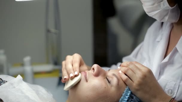 Dans le salon de beauté, le cosmétologue prépare le client pour les procédures — Video