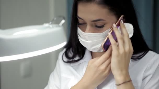 Il dottore della clinica che parla al telefono — Video Stock