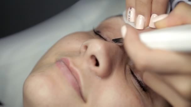 Cosmetologist makes ultrasonic cleansing facial — Stock Video