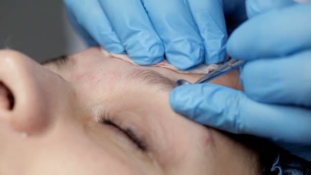 In the beauty salon the beautician makes the client a mechanical face cleaning — Stock Video