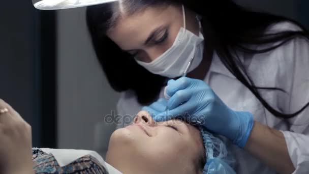 In the beauty salon the beautician makes the client a mechanical face cleaning — Stock Video