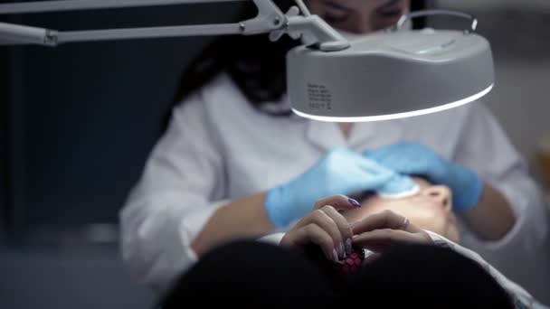En la clínica, el cosmetólogo hace al cliente una limpieza facial mecánica — Vídeos de Stock