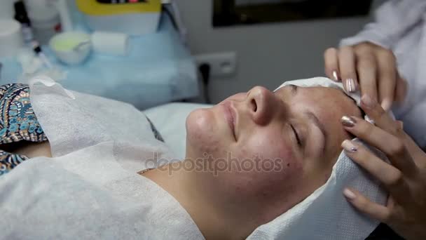 No salão de beleza esteticista impõe a um cliente máscara de algas face após o procedimento de limpeza do rosto — Vídeo de Stock