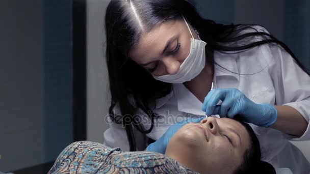 Cosmetologue fait correction des sourcils au client — Video