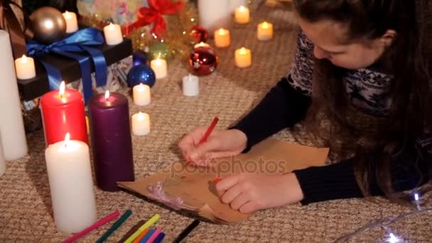 Kleines Mädchen zeichnet Weihnachtsmann-Weihnachtskarte — Stockvideo