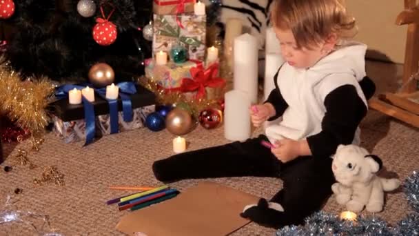 Enfant essaie de tirer une carte de Noël au Père Noël — Video