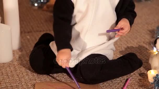 Enfant essaie de tirer une carte de Noël au Père Noël — Video