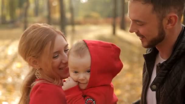Lycklig familj promenader i parken i början av hösten — Stockvideo