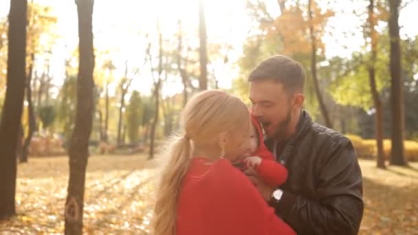 Happy family walks in the park in the early autumn — Stock Video