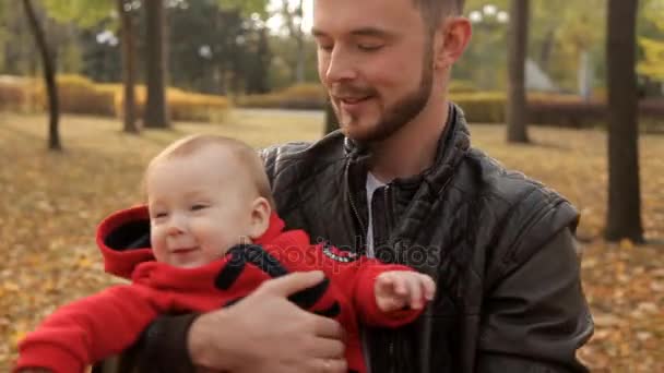 Lycklig familj promenader i parken i början av hösten — Stockvideo