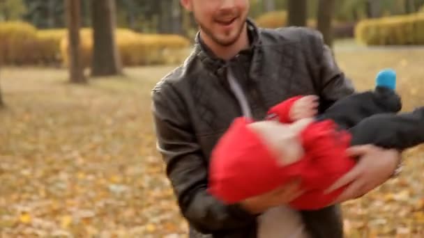 Lycklig familj promenader i parken i början av hösten — Stockvideo