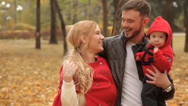 Hermosos paseos familiares por el parque a principios de otoño — Vídeo de stock