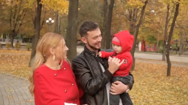 Hermosos paseos familiares por el parque a principios de otoño — Vídeo de stock