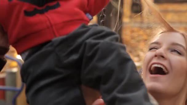 Les parents marchent avec votre enfant sur l'aire de jeux — Video