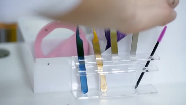 Un conjunto de herramientas cosméticas para trabajar con cejas y pestañas — Vídeos de Stock