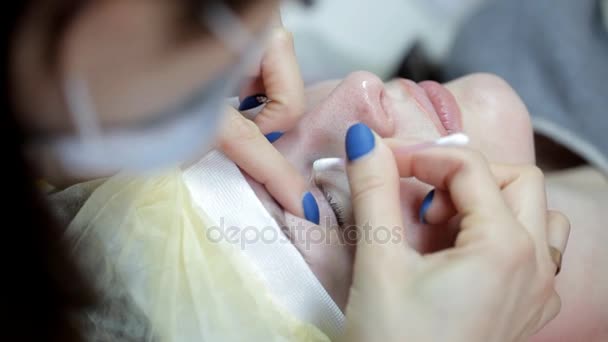 Die Kosmetikerin bereitet die Wimpern auf ihre eskalierende — Stockvideo