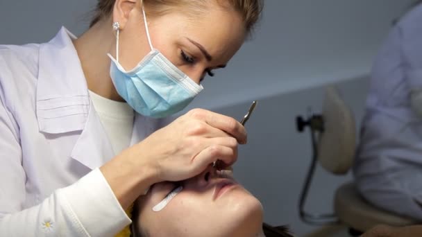 Cosmeticaspecialisten verhogen wimper getallen in een schoonheidssalon — Stockvideo