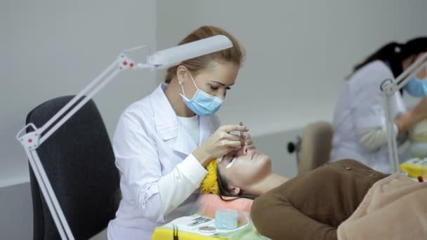 Doktor-güzellik uzmanı düzeltme prosedürü ve kirpik tırmanan gerçekleştirir — Stok video