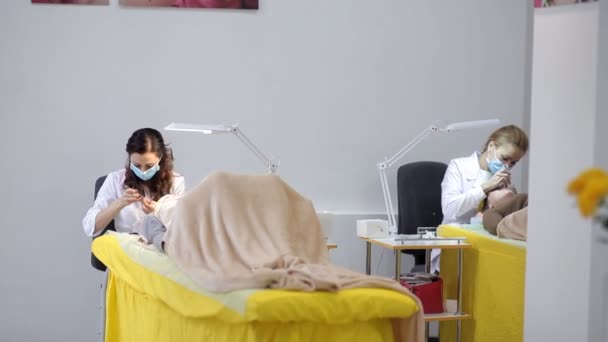 Kozmetik kliniğinde ustalar kirpik artırmak. — Stok video