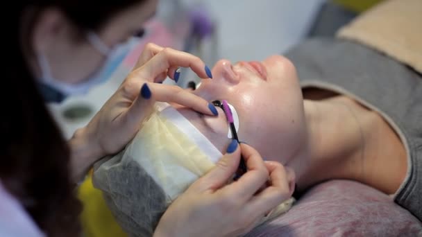 В косметологической клинике мастера увеличивают ресницы — стоковое видео