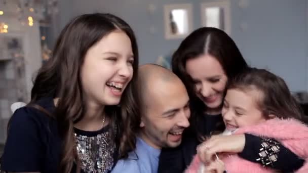 Familia feliz en el ambiente navideño — Vídeo de stock