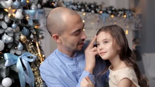 Padre abrazando hija cerca del árbol de Navidad — Vídeos de Stock