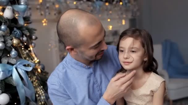 Padre abrazando hija cerca del árbol de Navidad — Vídeos de Stock