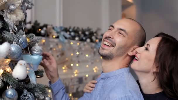 Marido com esposa decorar a árvore de Natal — Vídeo de Stock