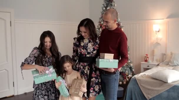 Bonne famille ouvre les cadeaux du Nouvel An — Video