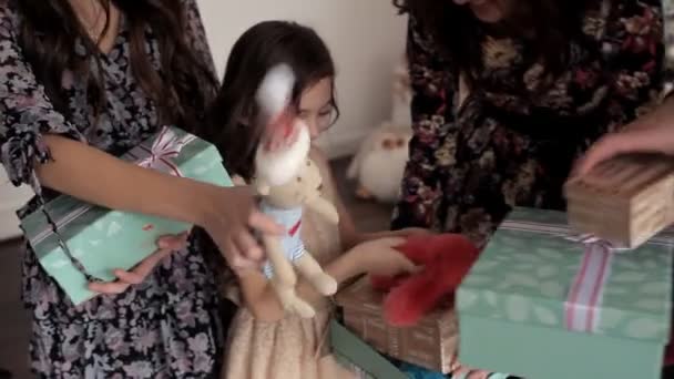 Счастливая семья открывает новогодние подарки — стоковое видео