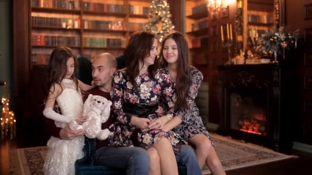 En lycklig familj tillbringar tid tillsammans i en festlig inramning. Nya år atmosfär — Stockvideo