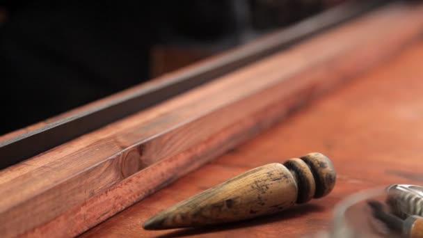 Master zpracuje hrany na kožený řemínek s speciálním nástrojem — Stock video