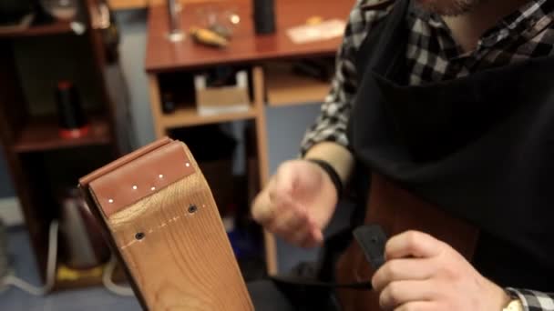 主人系紧皮带上的扣, 缝针。皮带制造规程 — 图库视频影像