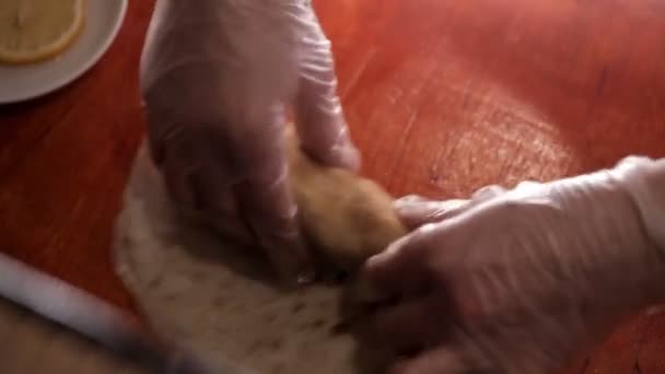 Cuisiner des crêpes à la viande dans un restaurant . — Video