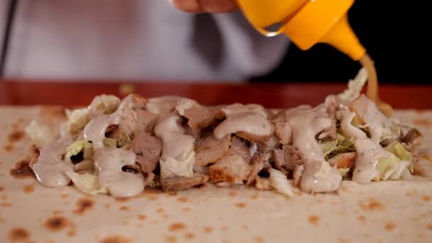 Preparation of shawarma in place of fast food — Stock Video