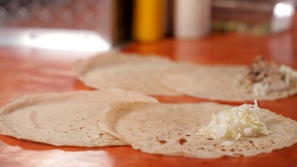 Cocinar panqueques con carne en el restaurante — Vídeo de stock